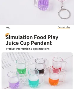 Gros plan détaillé de verres à cocktail miniatures avec faux jus coloré et porte-clés métal