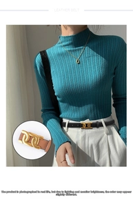 Gros plan d'une ceinture en cuir avec boucle dorée sur un pantalon blanc décontracté