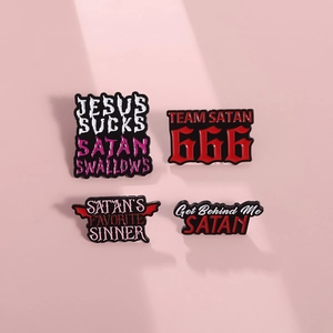 Lot de quatre épingles en métal au thème satanique avec texte rouge sur rose
