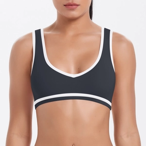 Détail de la brassière de sport avec col en V, liseré blanc et bande sous poitrine