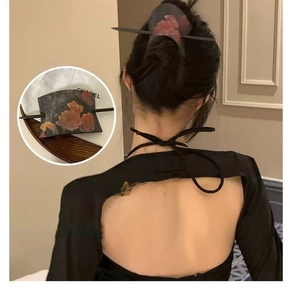 Détail de l'épingle à cheveux en cuir avec motif rose orange sur base carrée noire