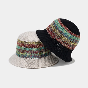 Chapeaux bob en tricot faits main noir et blanc avec des rayures colorées style bohème