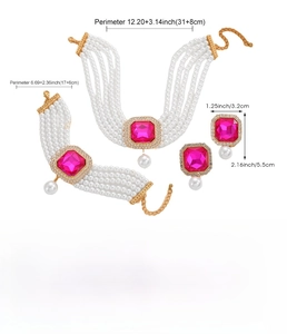 Tableau des tailles du parure bijoux perles avec pierres gemmes carrées roses