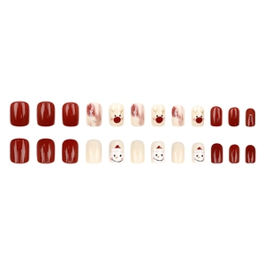 Faux ongles carrés de Noël avec paillettes rouges, motifs de bonhomme de neige et renne