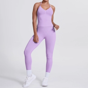 Details des fliederfarbenen Yoga-Sets mit High-Waist-Leggings und V-Ausschnitt Top