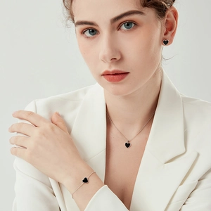 S925 Silber Schmuckset mit schwarzem Onyx Herzanhänger, Ohrringen und Armband für Damen