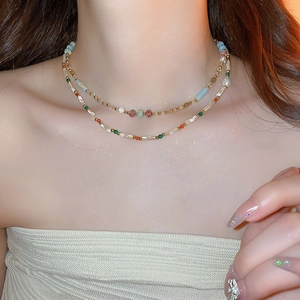 Collier double rang de perles en pierres naturelles colorées et perles dorées sur mannequin