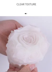 Dettaglio dello stampo in silicone per bouquet di rose con texture floreale definita