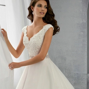 Robe de mariée élégante en dentelle blanche avec décolleté en V et perles pour mariages