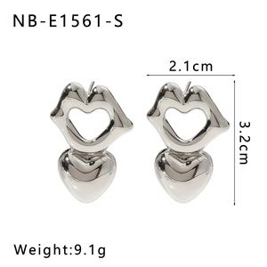 Détails des boucles d'oreilles lèvres en cœur argenté, largeur 2,1 cm et longueur 3,2 cm