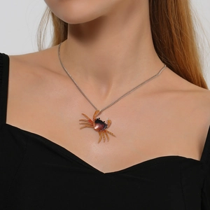 Collar de cangrejo vintage con colgante de esmalte realista en una fina cadena de metal