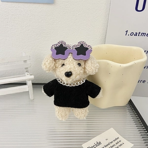 Dettaglio del portachiavi cane di peluche crema con occhiali a stella viola e catena argento