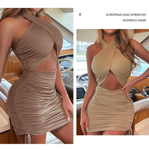 Détail du col licou croisé et du design froncé sur la robe moulante sexy café