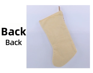 Dettaglio del retro di una grande calza natalizia in peluche beige con asola per appendere