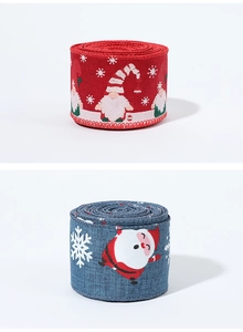 Gros plan de rubans de Noël avec motifs elfes et flocons sur rouleaux de tissu texturé