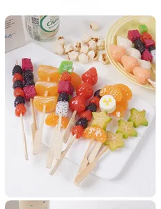 Detailopname van kunstmatige gekonfijte fruitspiesjes met glanzend glazuur als decoratie