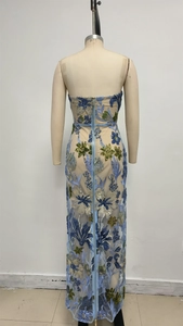 Detailansicht der Rückseite eines bestickten Netzkleides mit blauem Reißverschluss