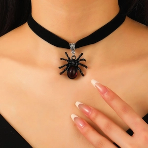Gotisches schwarzes Samt-Choker-Halsband mit Vintage-Spinnenanhänger und rotem Edelstein