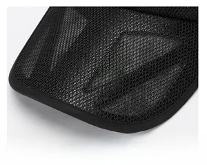 Dettaglio della visiera rinforzata di un berretto da baseball nero in mesh traspirante