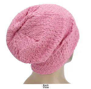 Detailansicht der Rückseite der rosa Strickmütze mit Wellenmuster und weicher Textur der Mütze