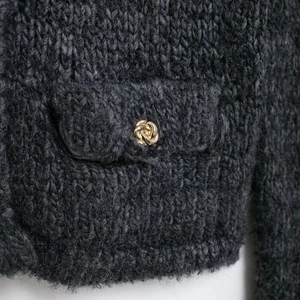 Gilet en maille gris foncé avec boutons dorés texturés et détails de tricot torsadé