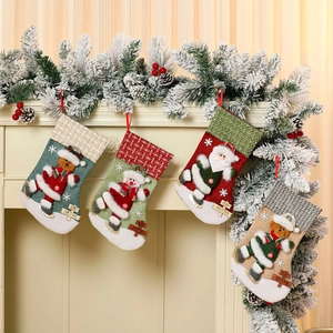 Lot de 4 chaussettes de Noël festives avec motifs 3D renne, bonhomme de neige et Père Noël