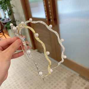 Sparkly wavy metal headband with pearls in gold and silver finish for women