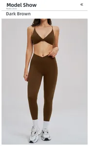 Dettaglio del set yoga marrone caffè con reggiseno incrociato e leggings a V