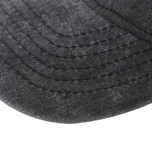 Vista macro de la visera de gorra de béisbol de algodón gris oscuro con costuras paralelas