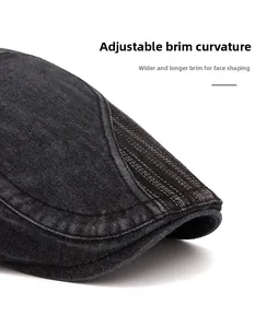 Dettaglio delle cuciture e della visiera pieghevole di questo berretto in denim grigio