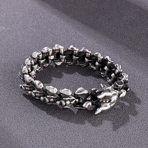 Dettaglio della testa di drago su bracciale maschile in acciaio stile vintage