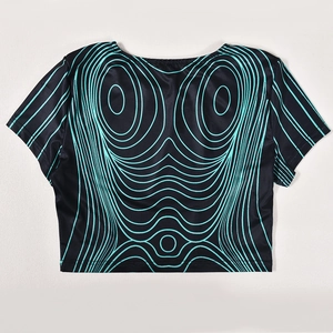 Vue détaillée des lignes ondulées vertes sur le t-shirt court noir et texture du tissu