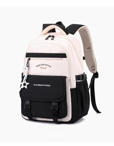 Vue détaillée du sac à dos en nylon imperméable avec breloque étoile et slogan brodé
