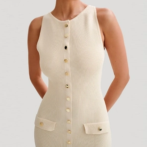 Robe en maille côtelée sans manches beige crème avec boutons dorés et coupe ajustée