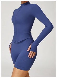 Détail de la veste de yoga bleu marine avec col montant et ourlet en forme de V