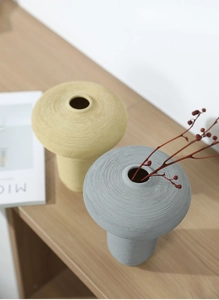 Detalle macro del jarrón de cerámica Morandi con texturas cepilladas hechas a mano