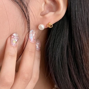 Elegant 925 silver stud earrings with round white pearl and golden CD logo charm