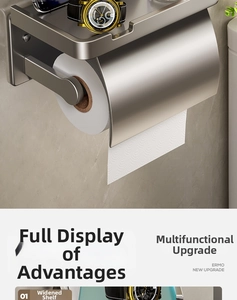 Detail eines Wand-Toilettenpapierhalters mit breiter Metallablage für Handy und Uhr