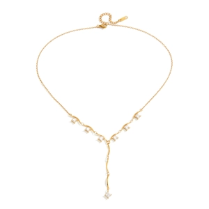 Détail du collier en Y plaqué or 18K avec design ondulé et pierres en zircon carrées
