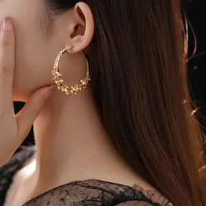 Boucles d'oreilles créoles dorées de luxe avec détails en cristal pour femmes