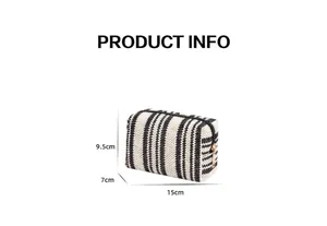 Detailansicht der gestreiften Strick-Kosmetiktasche mit Maßen 15x7x9,5 cm in Schwarz-Weiß