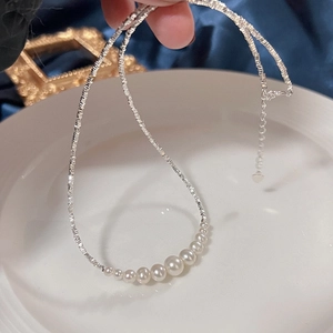 Elegant s925 silver necklace with gradient natural pearls on a dark blue silk background