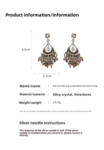 Vue détaillée de boucles d'oreilles ethniques avec pompons cristal et dimensions 4,5x2,7cm