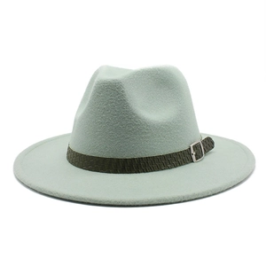 Dettaglio cappello fedora verde menta con fascia intrecciata verde scuro e fibbia