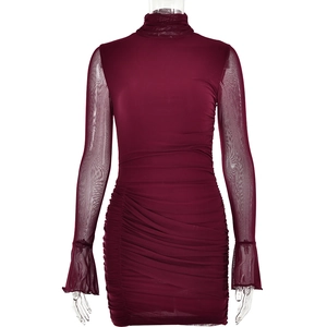Robe moulante bordeaux à col montant, manches évasées en tulle et fronces