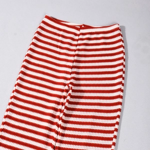 Détail du pantalon en maille rayé rouge et blanc avec taille élastique et texture