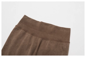 Detailansicht nahtloser High-Waist Yoga-Leggings mit Rippbund in dunkelbraunem Gewebe