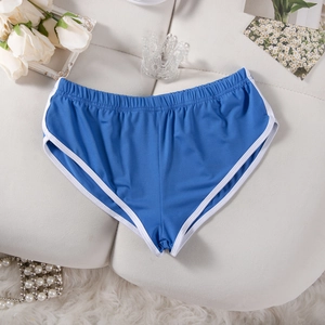 Detailansicht der blauen Sport-Shorts mit weißem Saum auf dekorativem Hintergrund