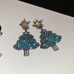 Détail de boucles d'oreilles sapin de Noël scintillantes avec pierres multicolores