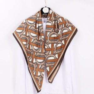 Foulard in seta sintetica 90cm con stampa monogramma vintage su camicia bianca